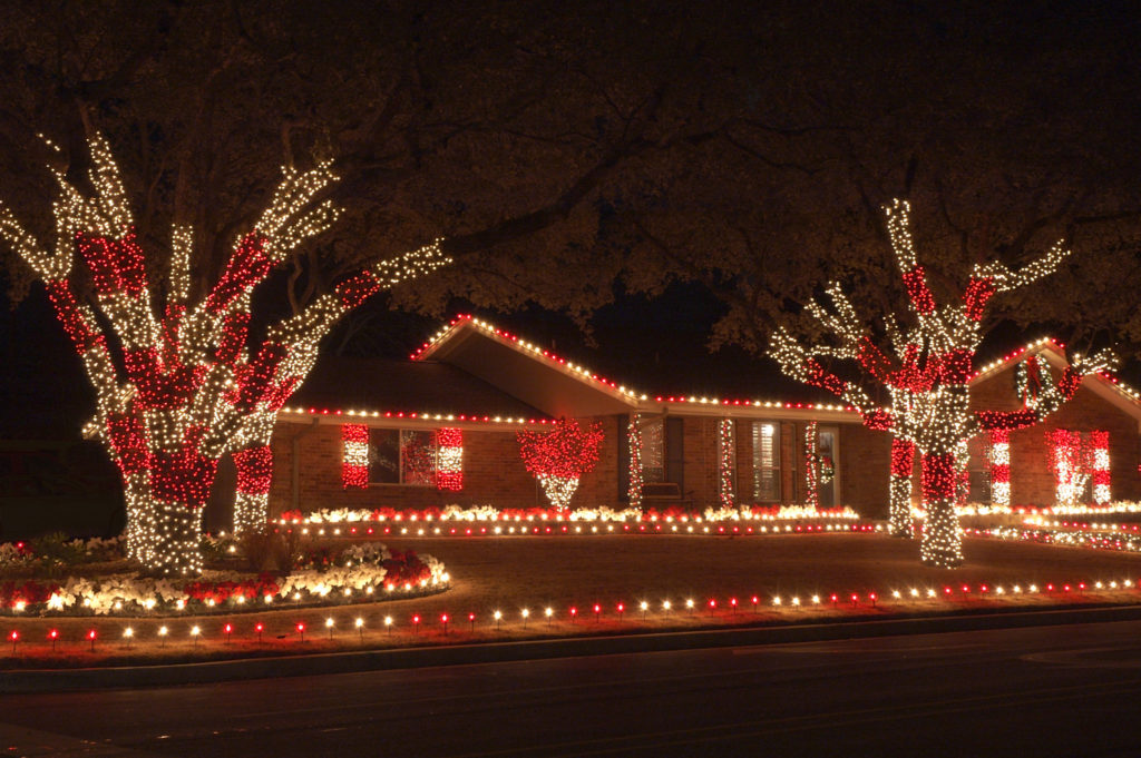 M&H Roofing Blog Delaware - Tips for Holiday Lighting